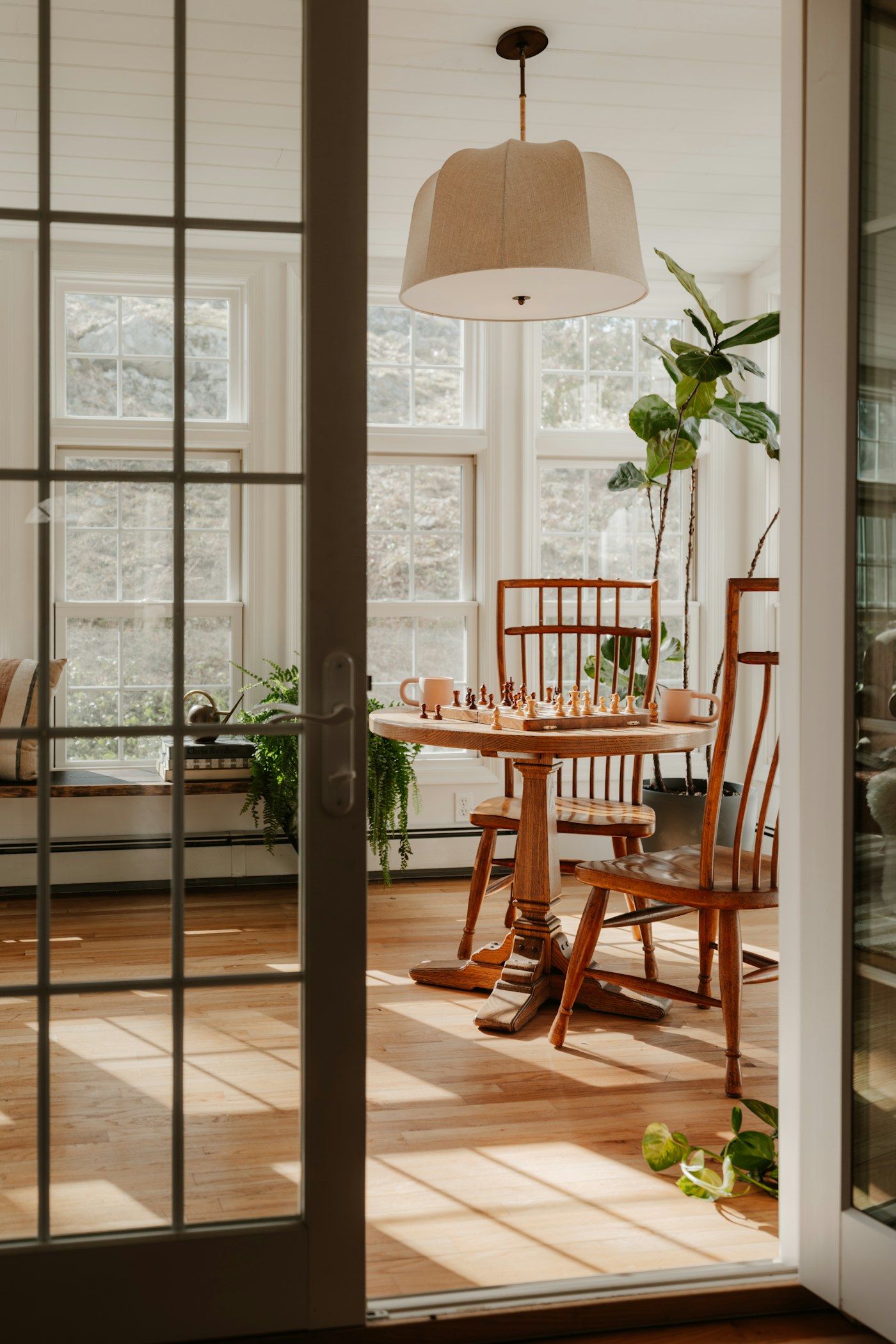 Houten eettafel en stoelen in een lichte ruimte; stockbeeld ter illustratie