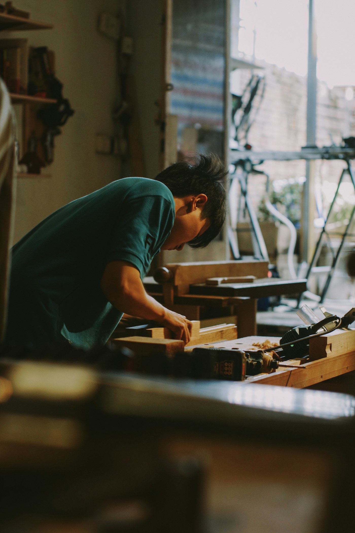 Timmerman bewerkt hout in een werkplaats; stockbeeld ter illustratie